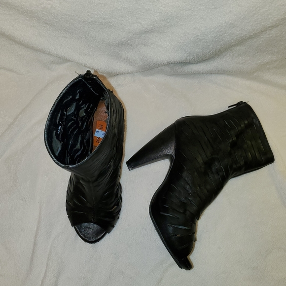 Miz Mooz black peep toe booty size 7 - Picture 2 of 10